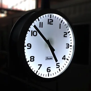 The Profil 960 Extérieur clock has a luminous dial