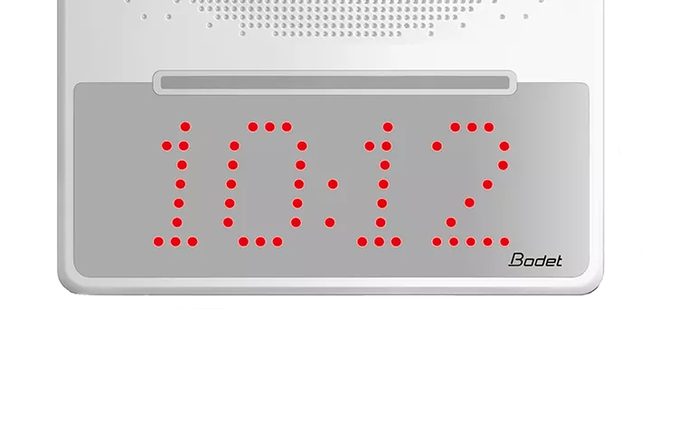 Harmonys Trio displays the time