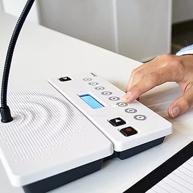 Live broadcasting of messages using the Harmonys 8-zone microphone