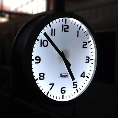 The Profil 960 Extérieur clock has a luminous dial The Profil 960 Extérieur clock has a luminous dial